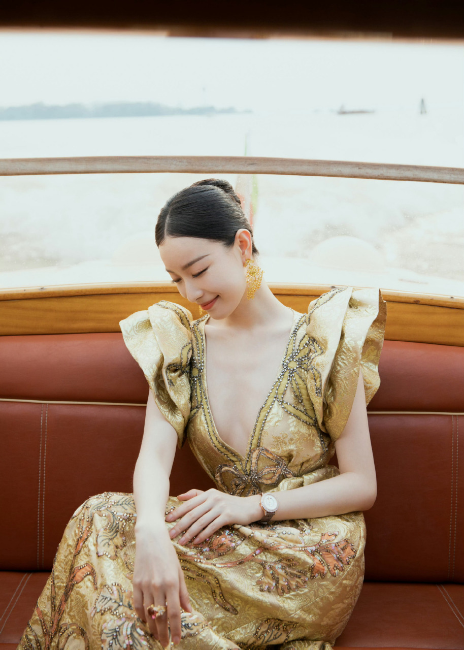 倪妮金色礼服造型