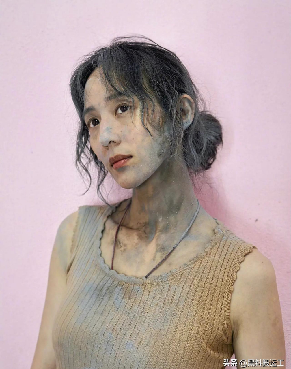 攻略# 不知道的还以为张钧甯从工地里刚搬完水泥回来呢,灰头土脸的,满
