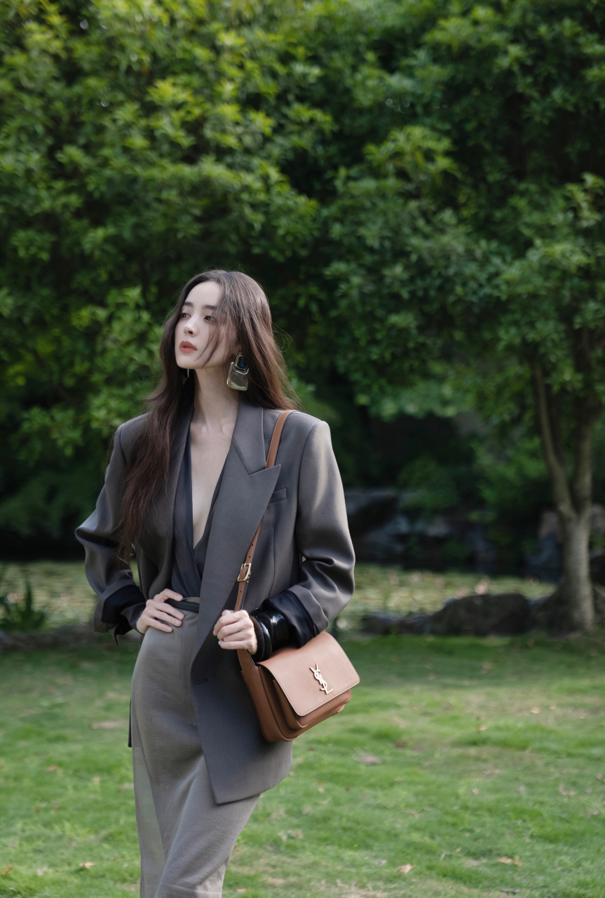 古力娜扎,皮衣or西服,黑丝最性感!