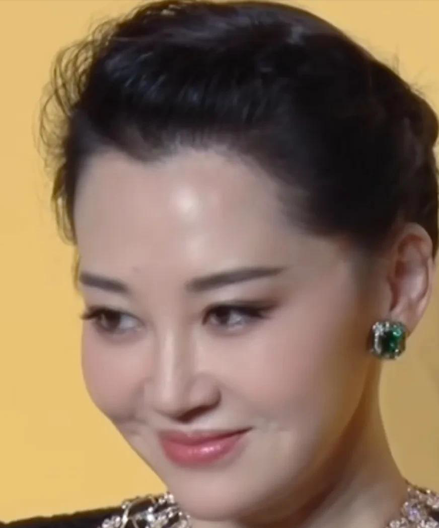 照片中,许晴穿着一袭简约经典的黑色蕾丝修身裙