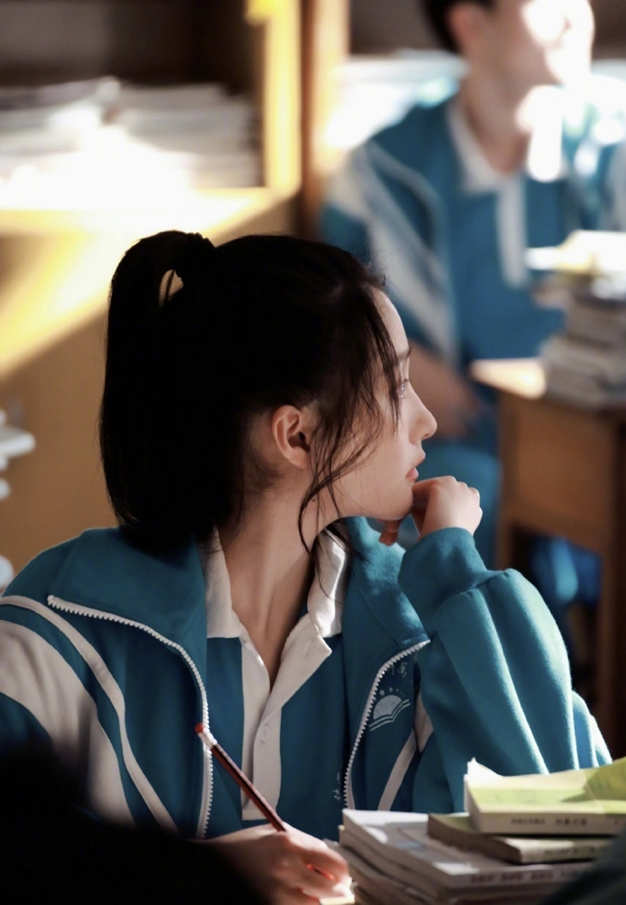 关晓彤跟校服的适配度真的超高,青涩纯真的模样好像回到了那段美好的