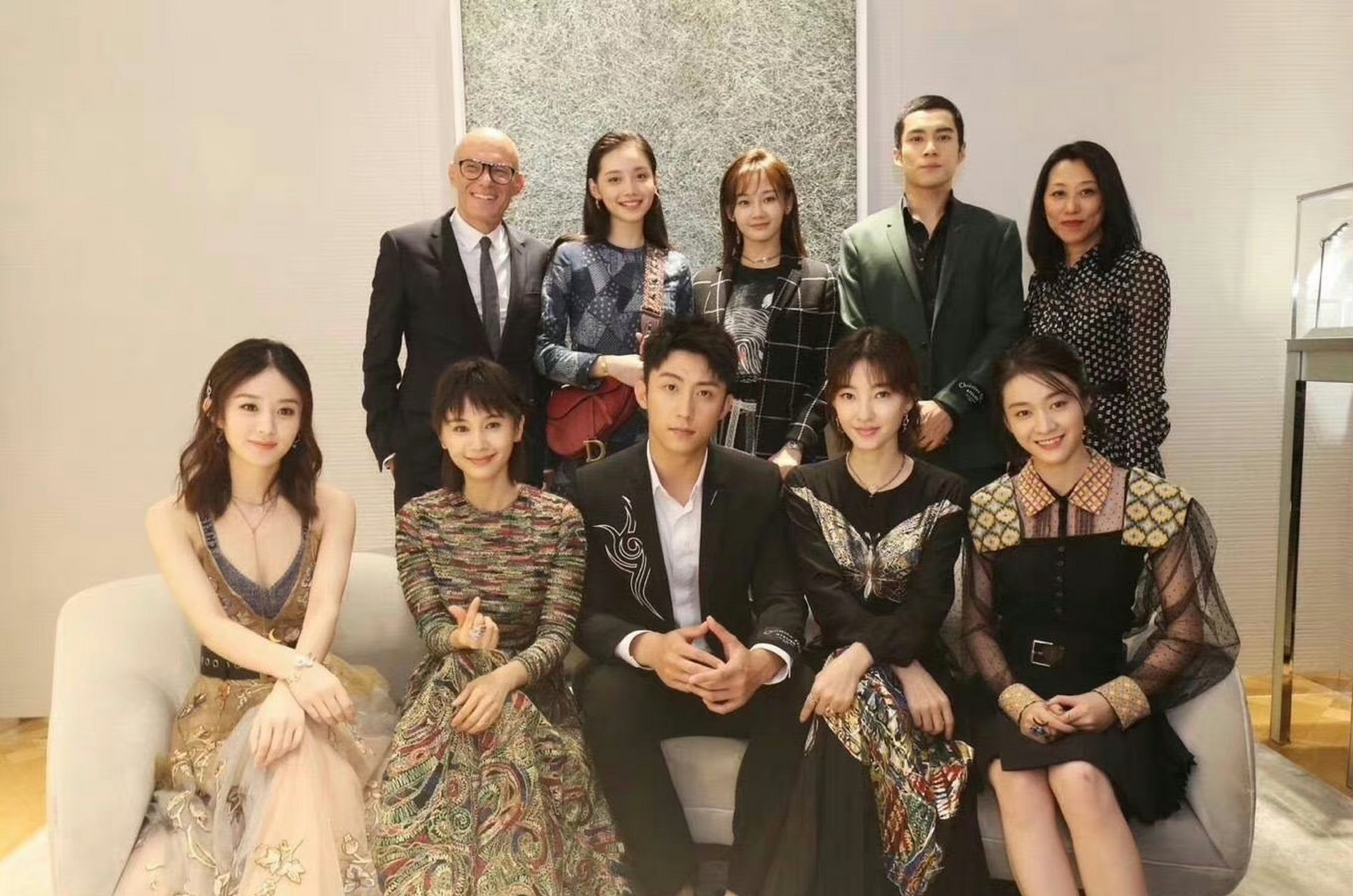 天呢,赵丽颖和黄景瑜的这张大合照里竟然有苗苗,看来苗苗还真不是横空