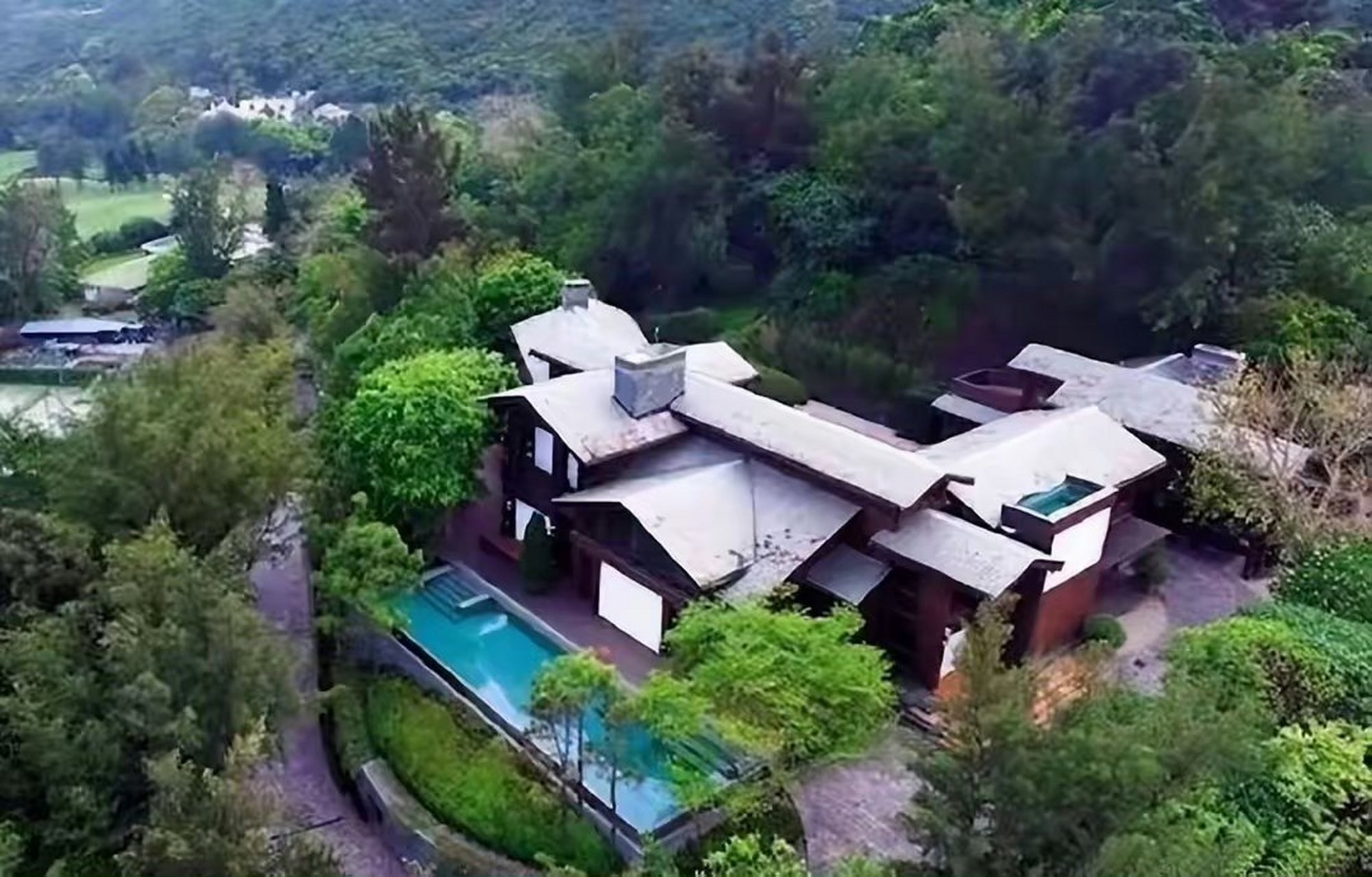 看到胡静与梁洛施一起晒豪宅,不得不承认,都嫁得好,且靠谱.