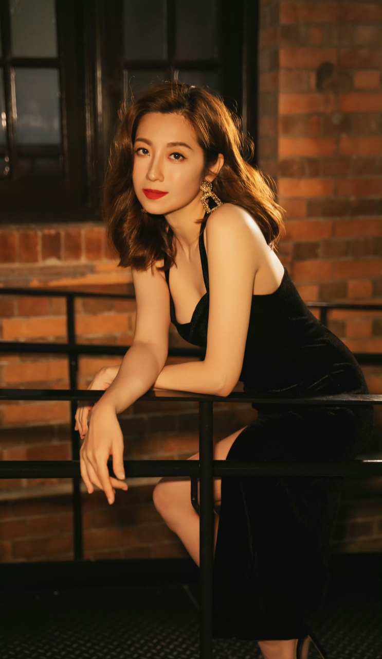 陈自瑶,黑色吊带高开叉连衣裙,玫瑰配美人,美美美!