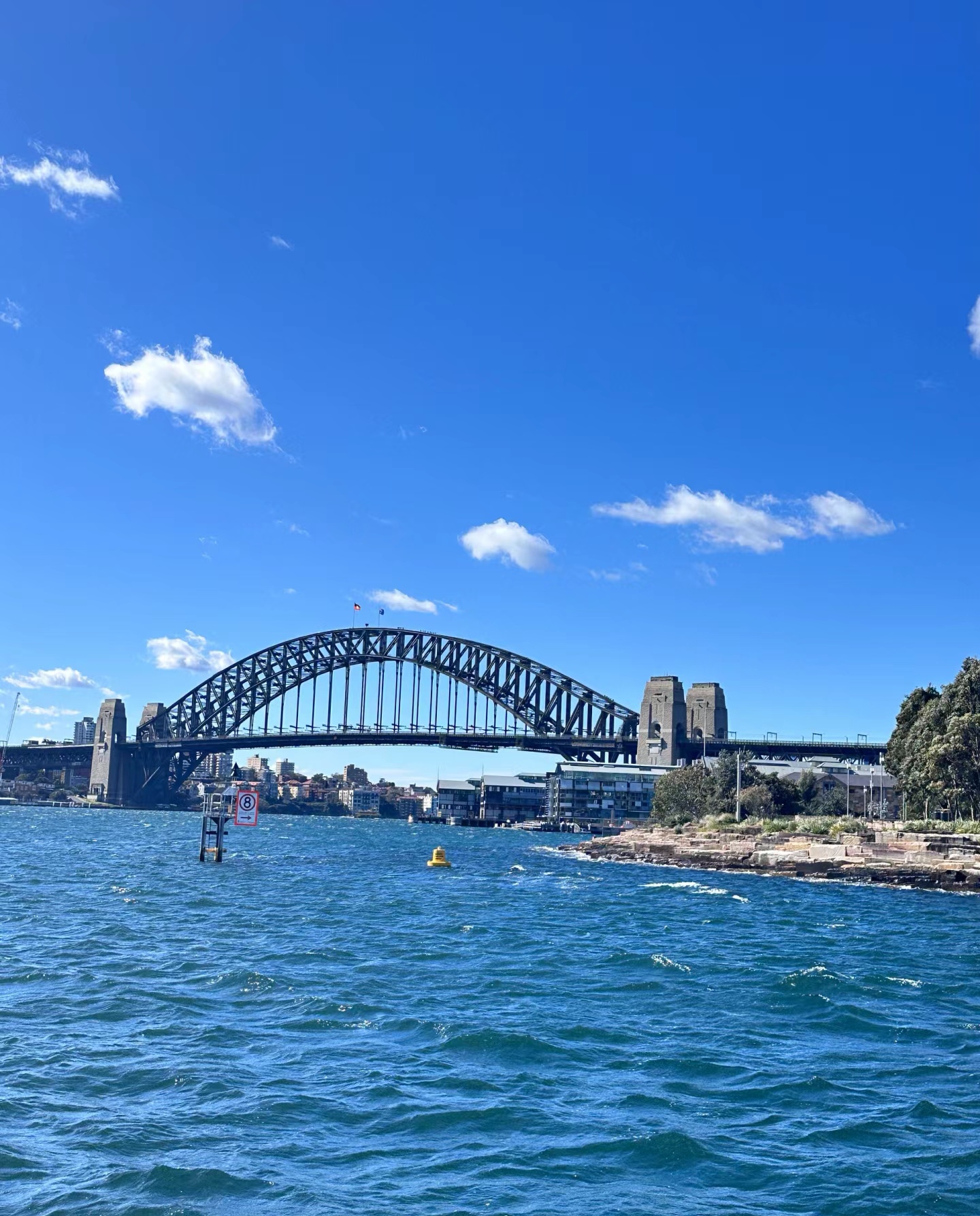暮色下璀璨的艺术殿堂～悉尼歌剧院,它既像竖立着的
