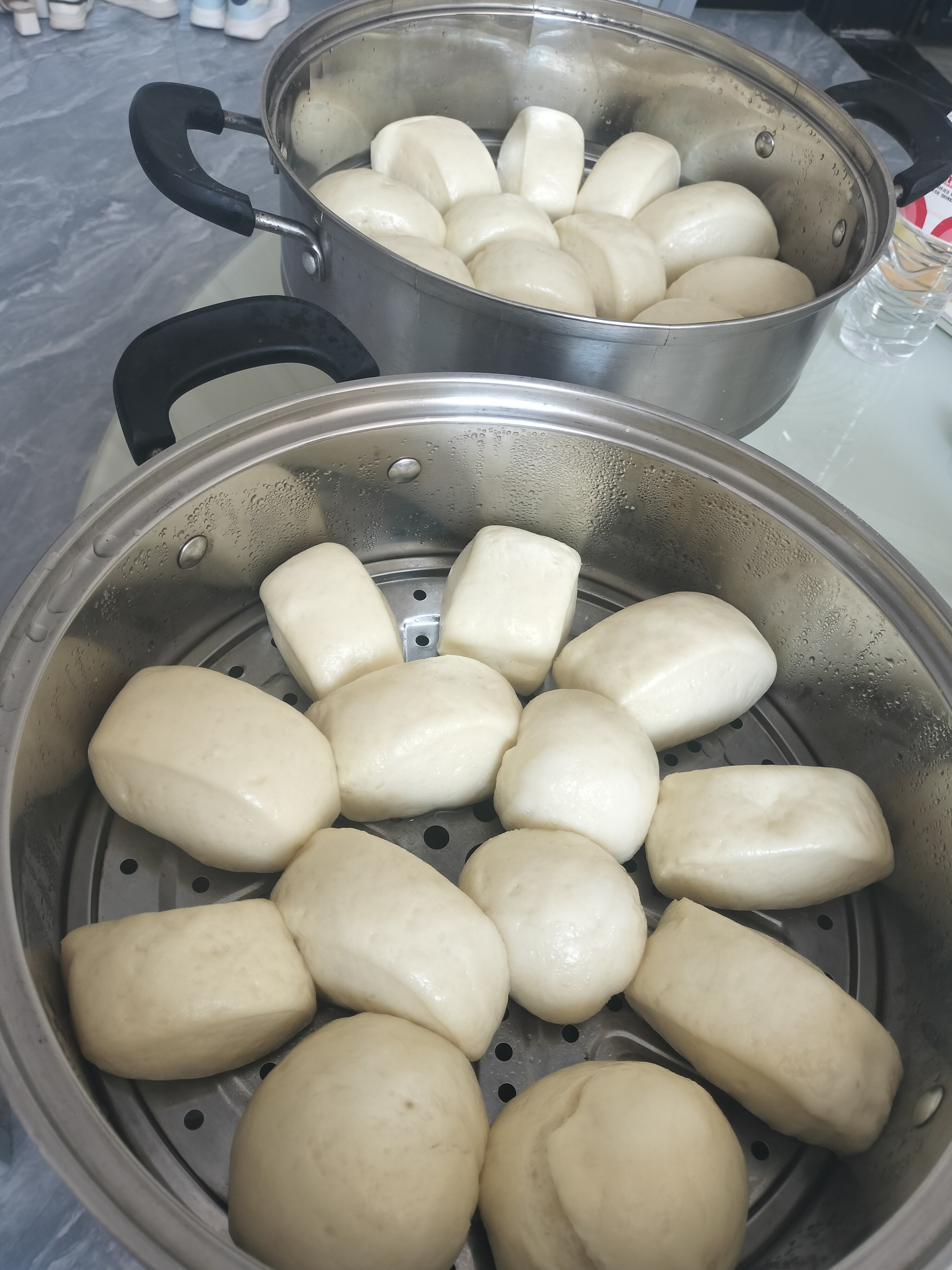 当你喝上了第一杯秋天的奶茶而我却吃上了秋天的第一锅馒头,希望我的