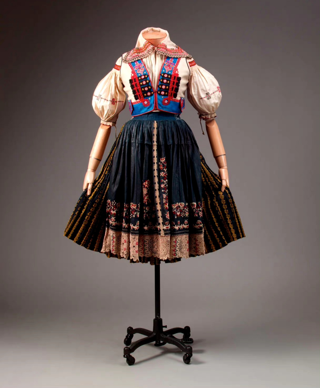 分享一组捷克传统服饰中的女装,大泡泡袖和鲜艳的蓬蓬裙搭配一起看