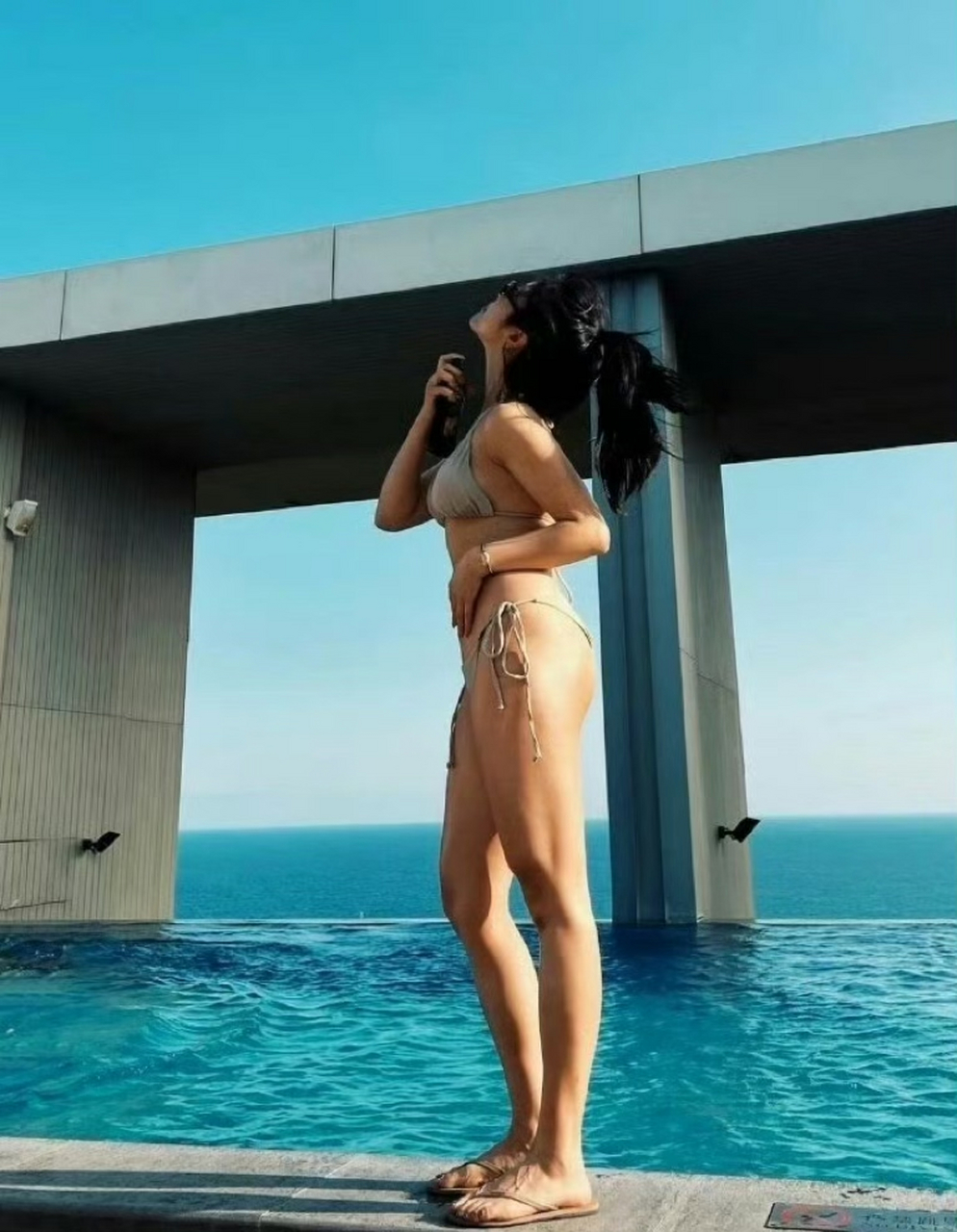 娱乐最前沿#  赵奕欢泳装身材