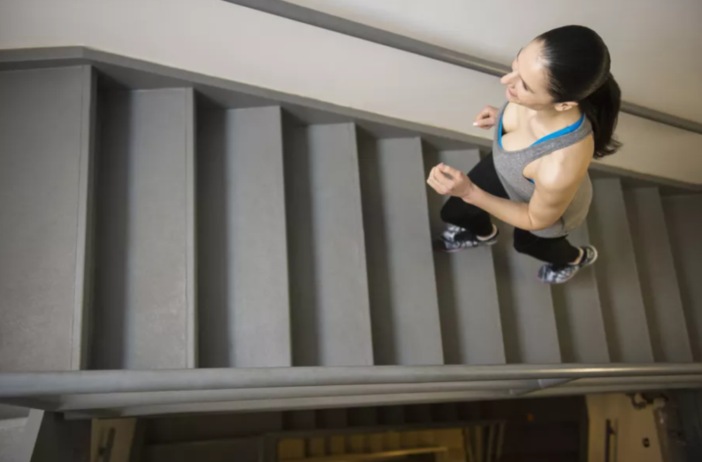 时尚运动减肥方法介绍—爬楼梯