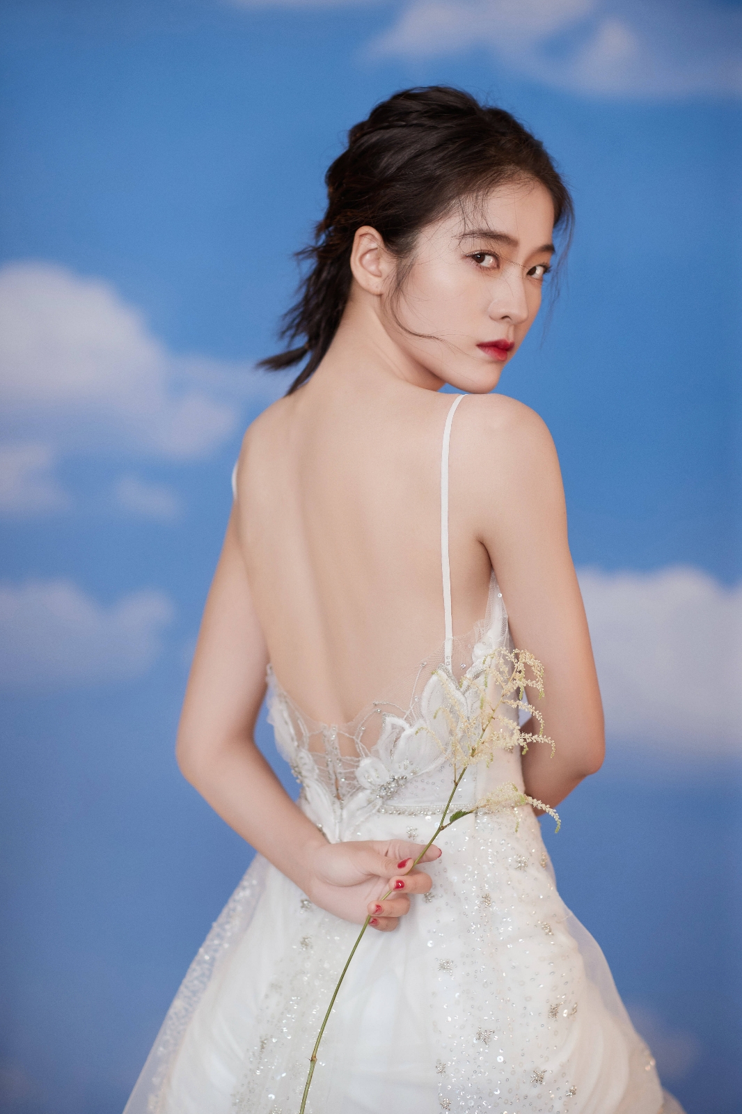 时尚与自然的完美碰撞,张雪迎外景写真,展现不羁灵魂与优雅气质