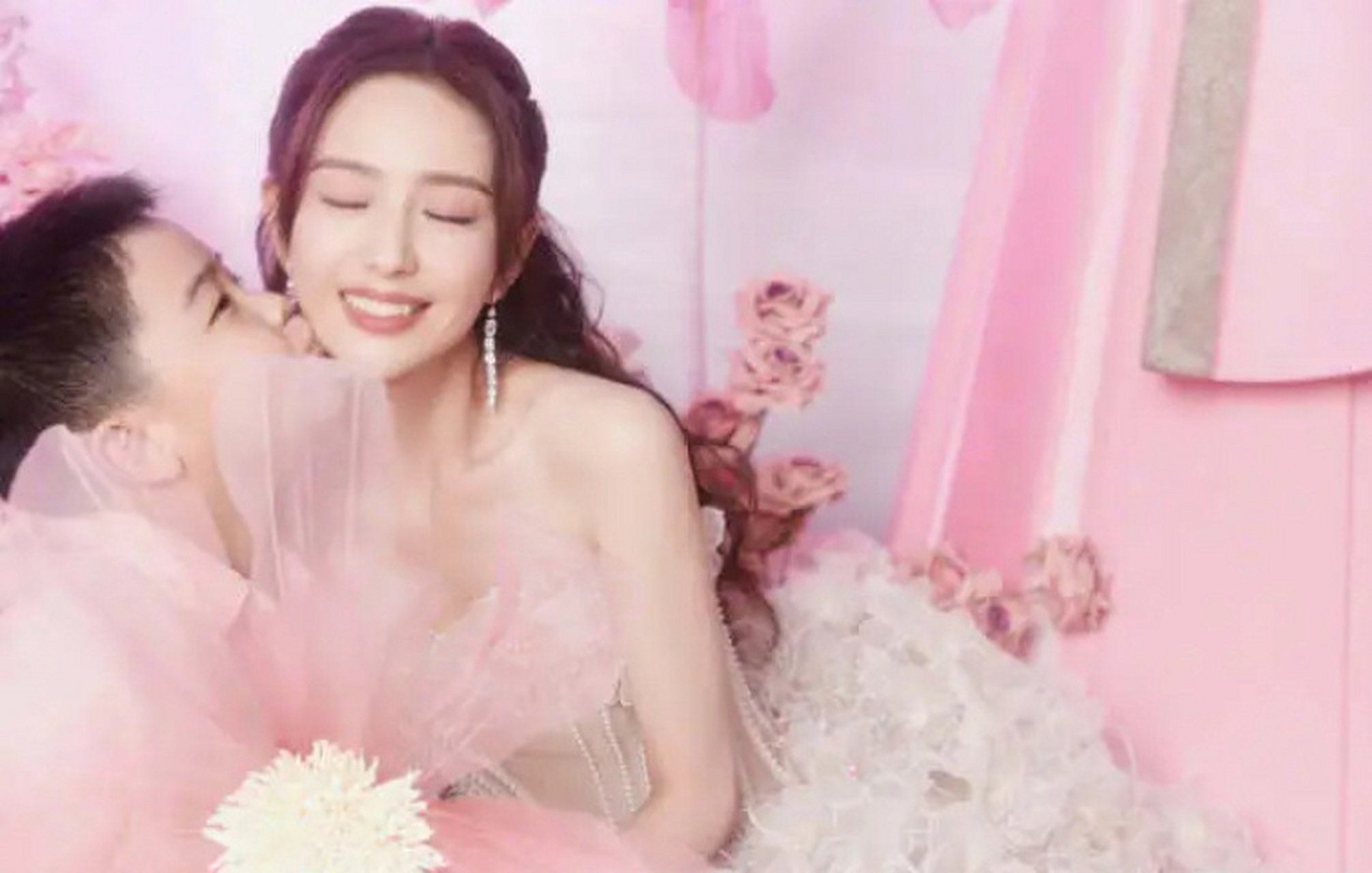 佟丽娅晒生日照,美若天仙,状态绝佳似花季少女.