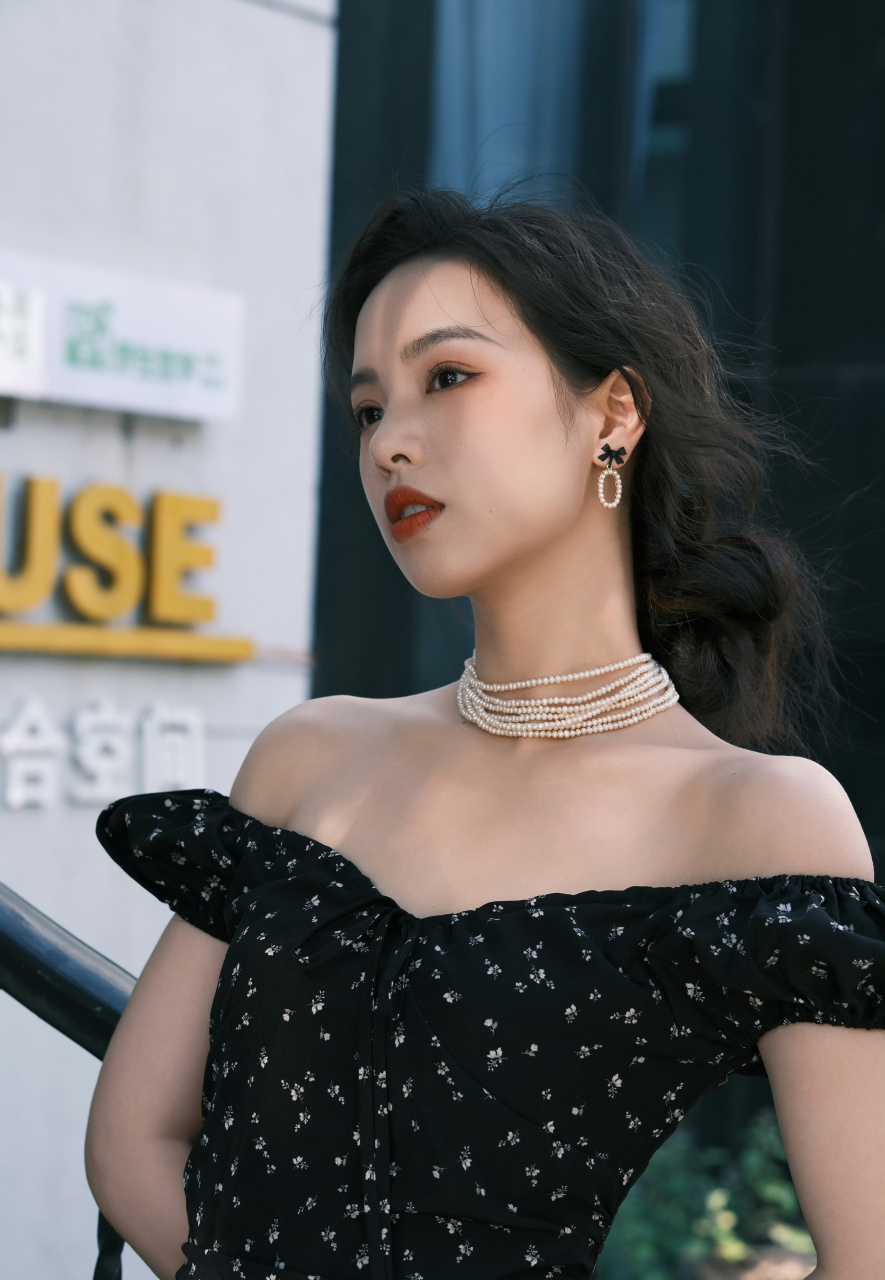 熊玉婷,黑色碎花一字肩连衣裙,红唇更显优雅!