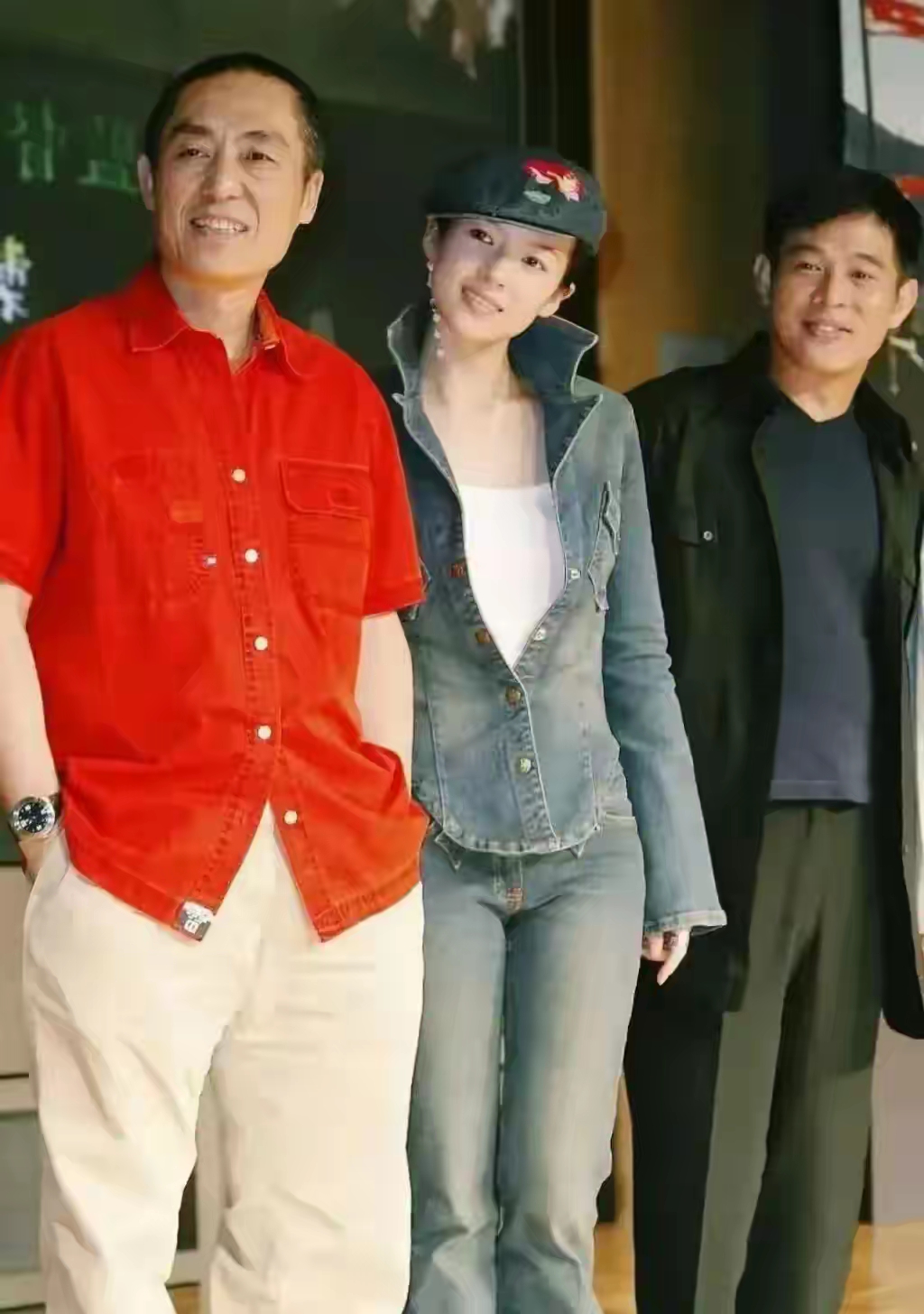 张艺谋icon身着红短袖衫,是那么随意和自然,李连杰icon也是一副轻松