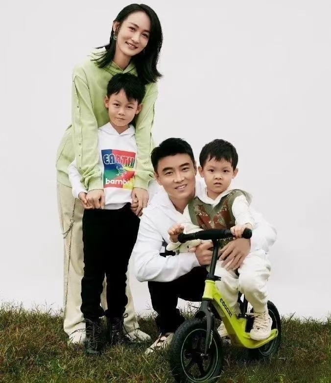 他老婆闫博雅,身高176cm,自幼习舞,舞姿翩翩,也是一名舞蹈演员.