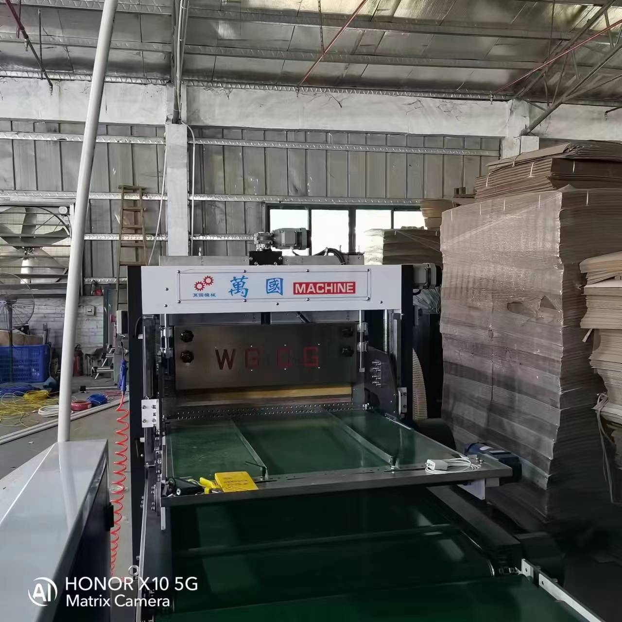 全自动插格机,适用于酒盒隔挡,换妆品隔挡,礼盒格挡!