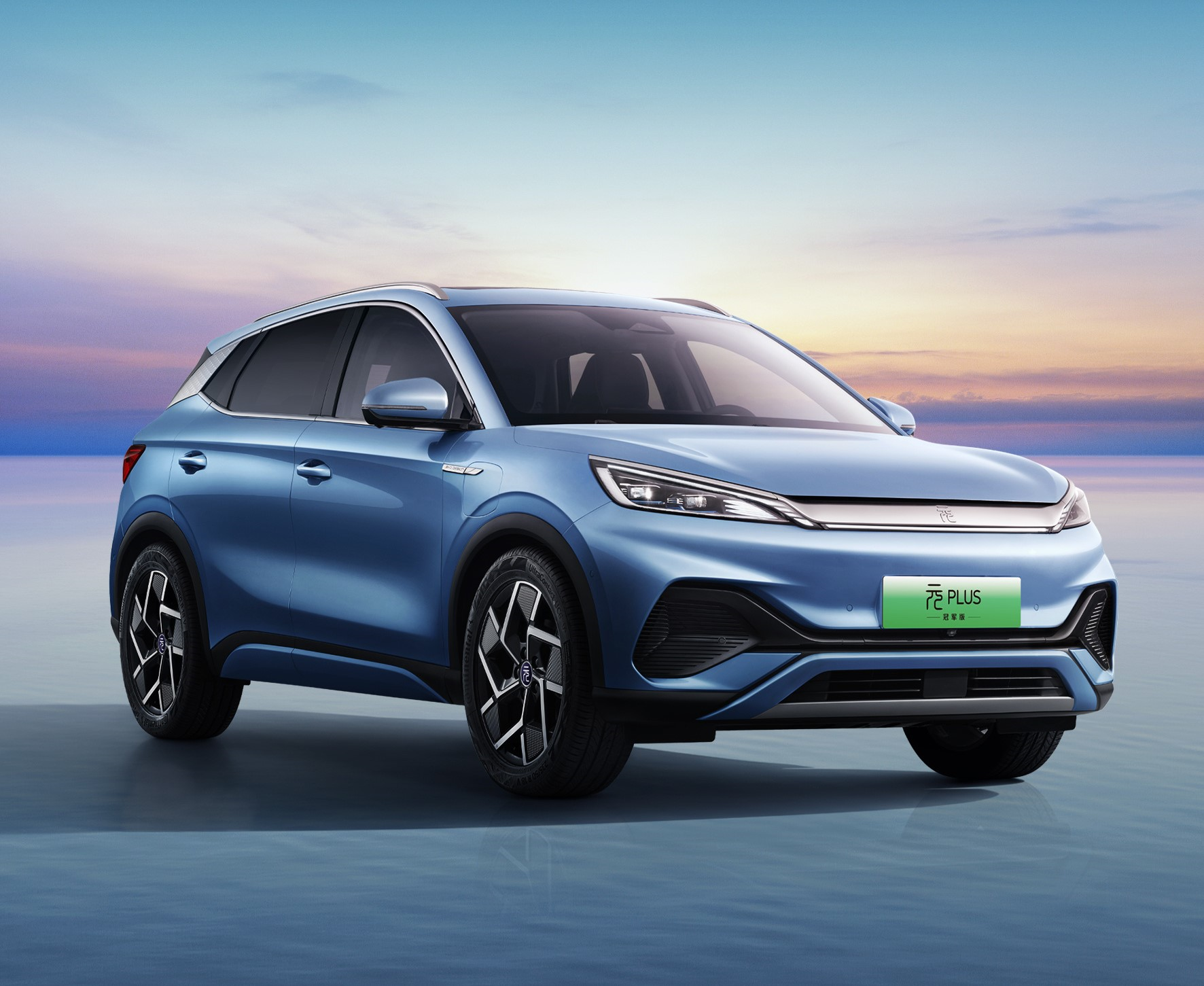 分析如下: 一,国产车空间大,配置高,科技感强,内饰好看,安全性好,用料