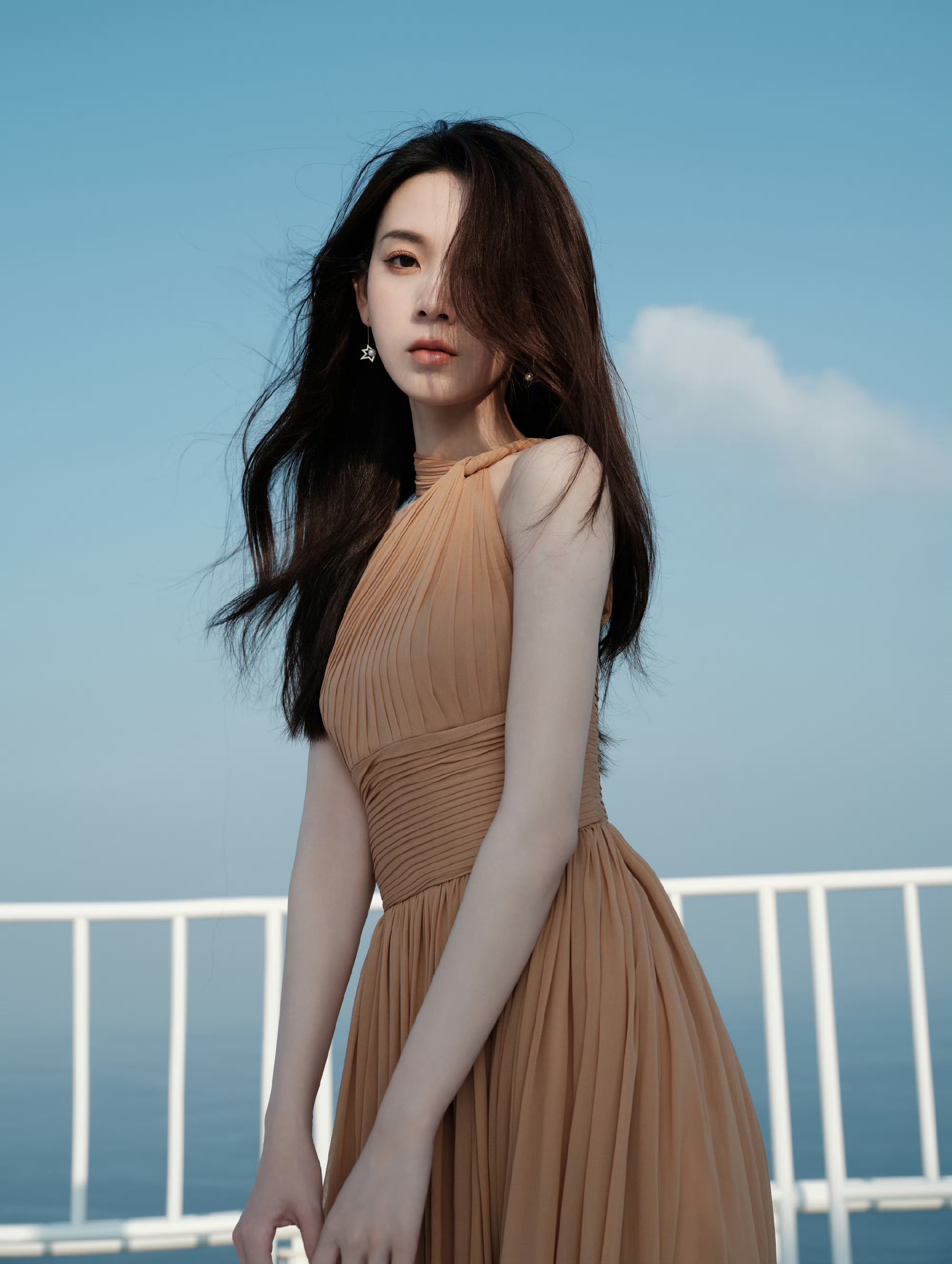 陈瑶淡棕色无袖纱裙真是无与伦比的美丽