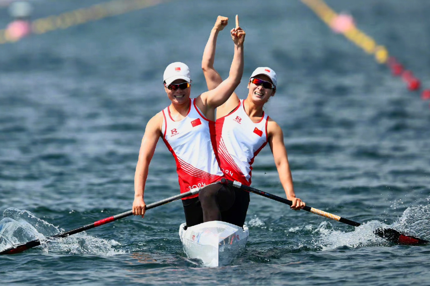 徐诗晓孙梦雅双人划艇500米金牌# 多么有力量感且自信满满的中国女性