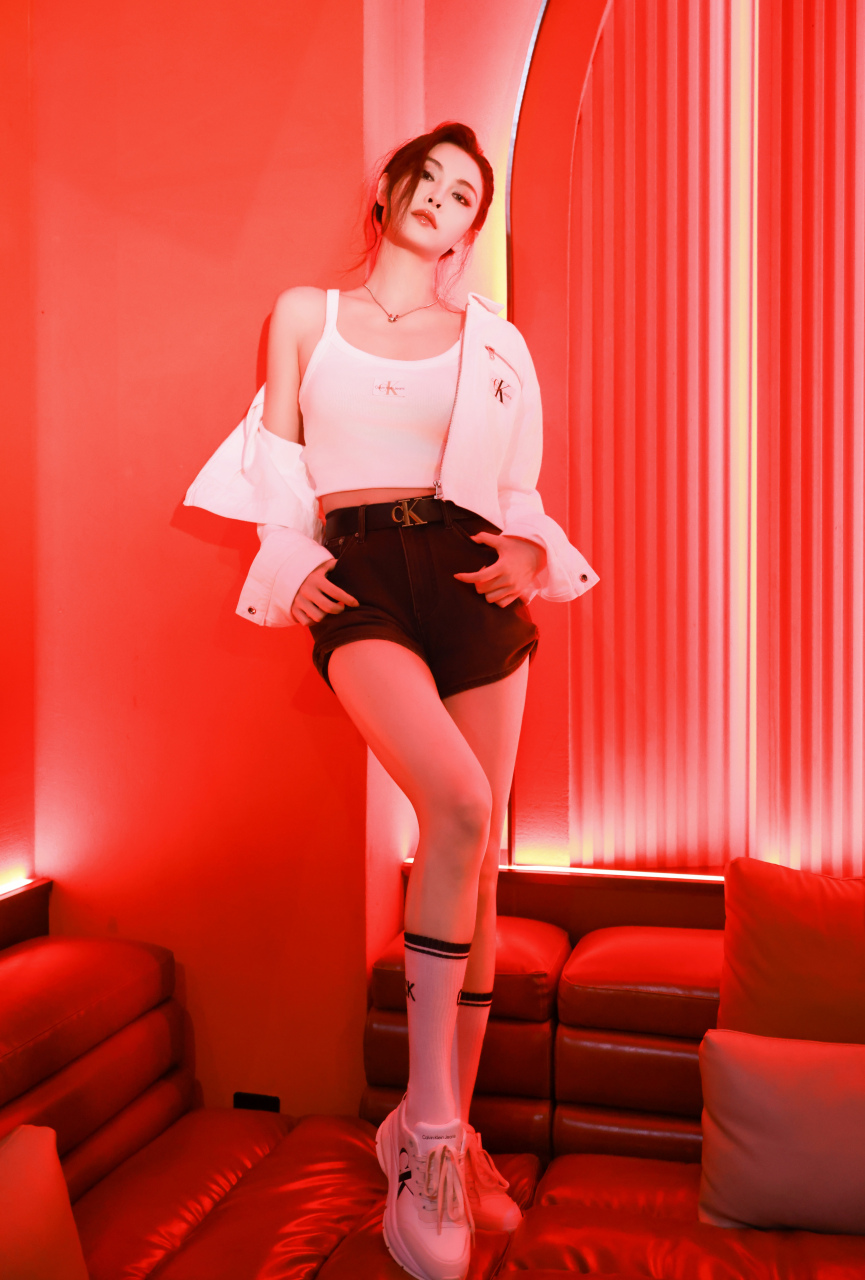 许佳琪,白色吊带背心搭配黑色短裤,美得好性感!