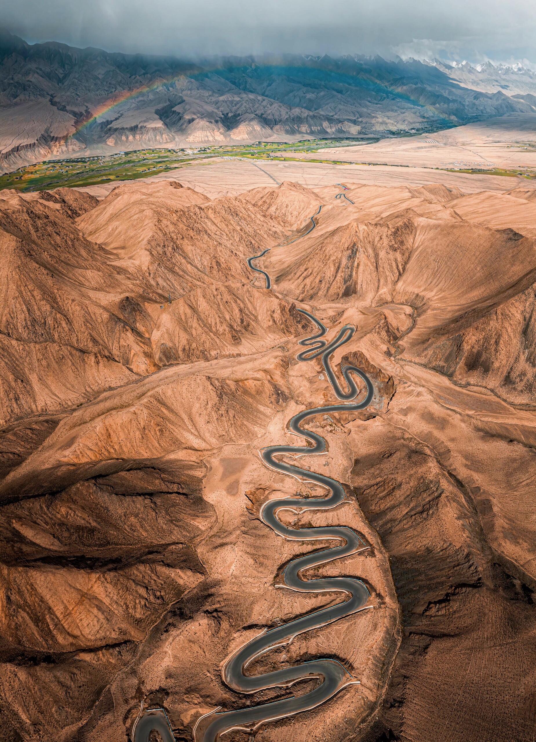 走完了这些弯曲道路,期望你今后的人生山路十八弯道路平坦图片路通