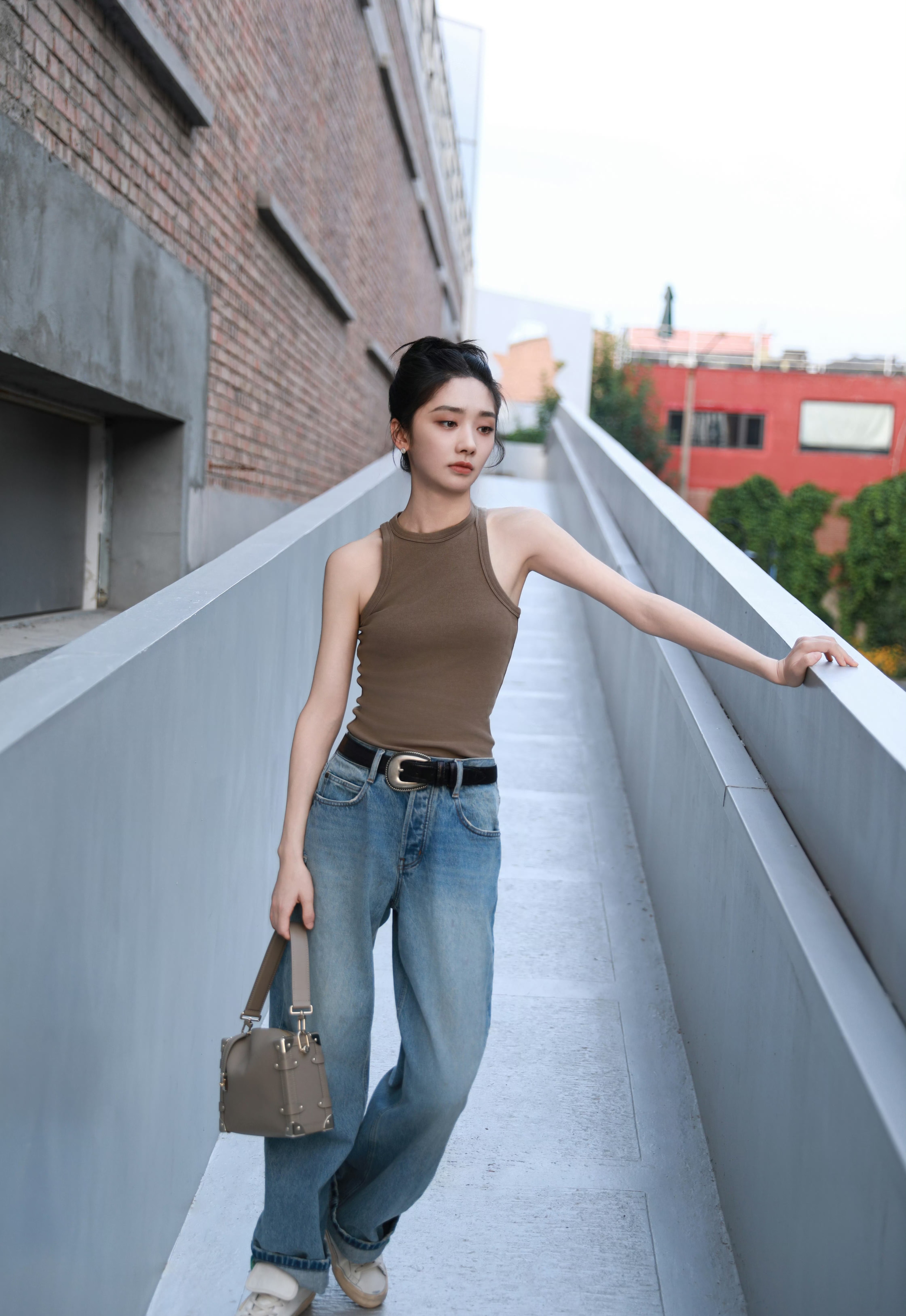 王影璐,棕色小背心搭配牛仔裤,清新美丽!