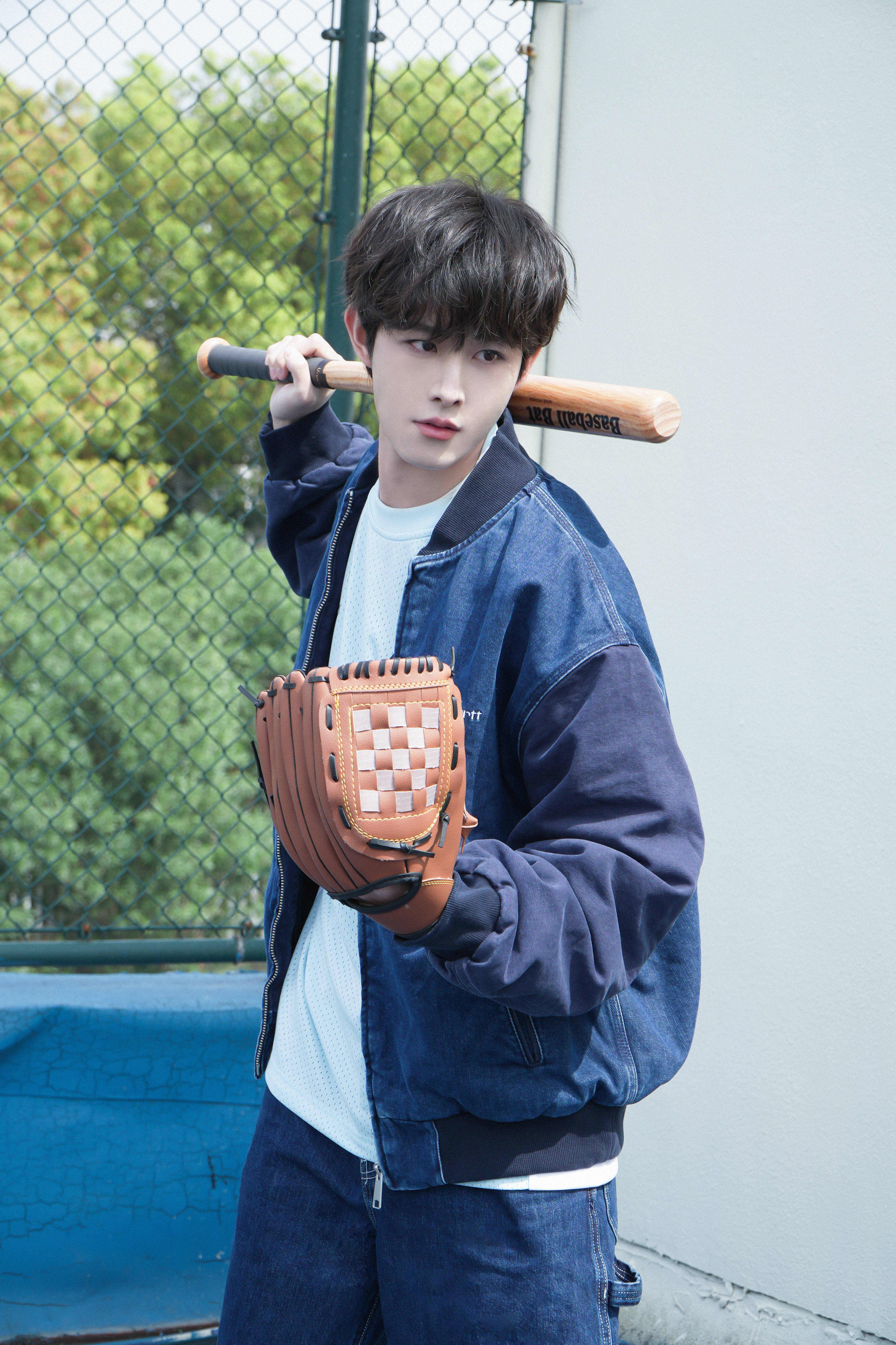 网剧《燃霜为昼》,题材:民国.男主:田嘉瑞,女主:王玉雯.监制:郭敬明