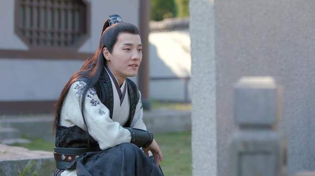 一天,卫灵公和宠臣弥子瑕出去逛果园,桃香四溢,弥子瑕忍不住摘一个