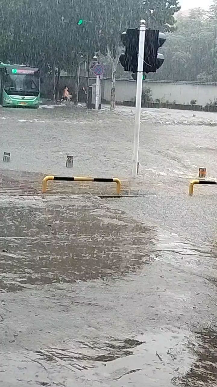 河南暴雨有多大你知道吗?看看郑州这雨下的