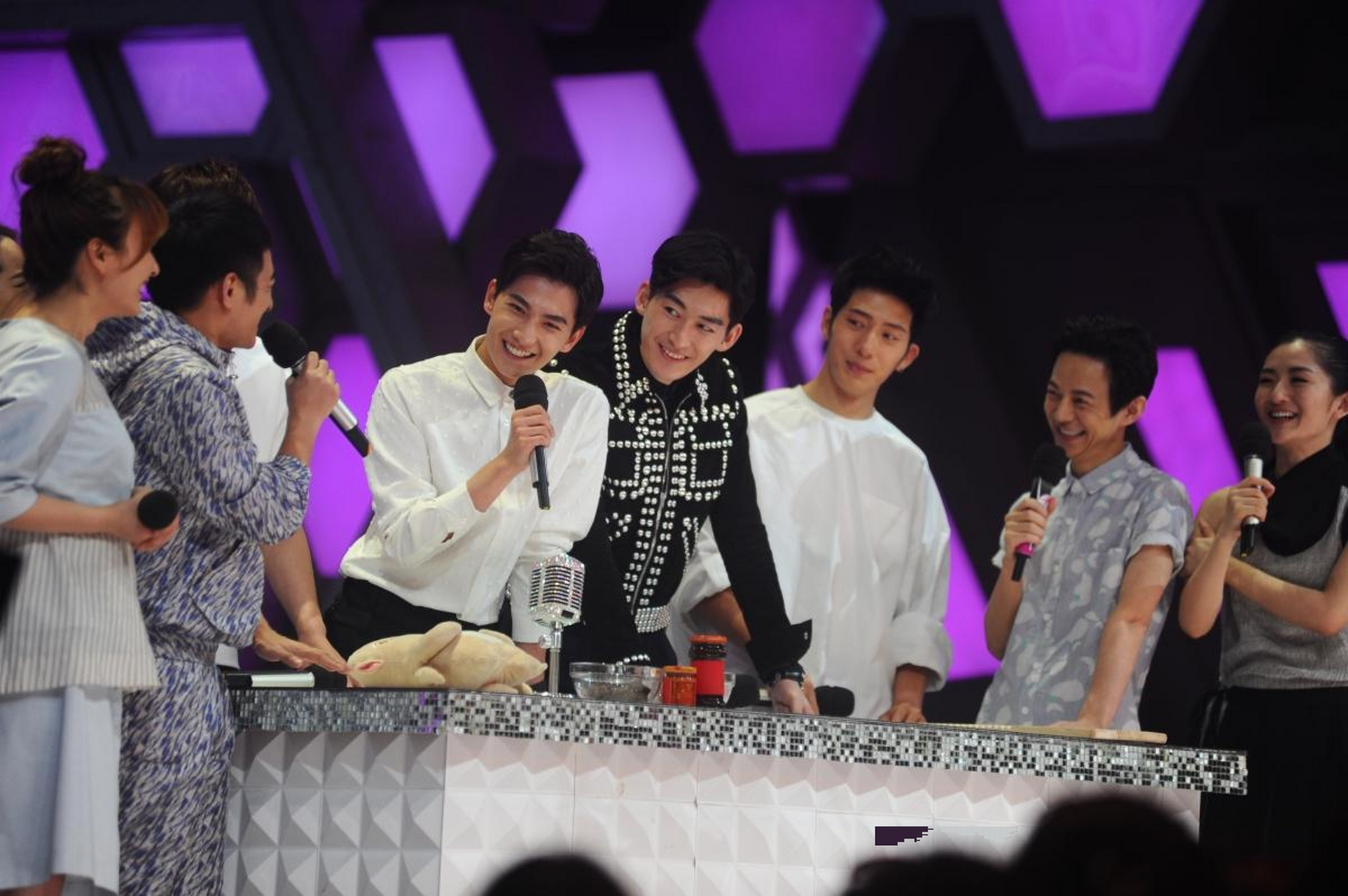 多年前,杨洋,张翰,井柏然,一起参加综艺节目的现场照片!