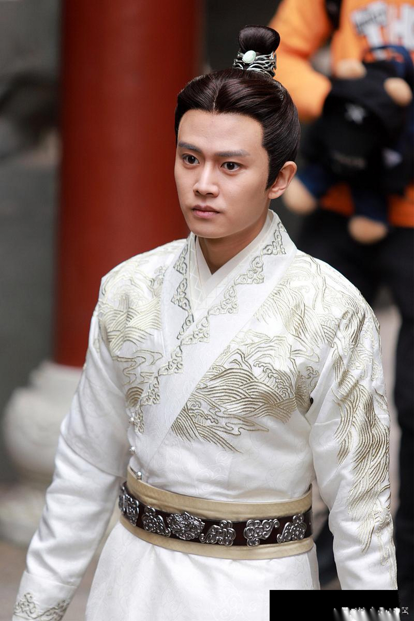 《锦衣之下》的陆大人,算不算是,任嘉伦古装的颜值巅峰?