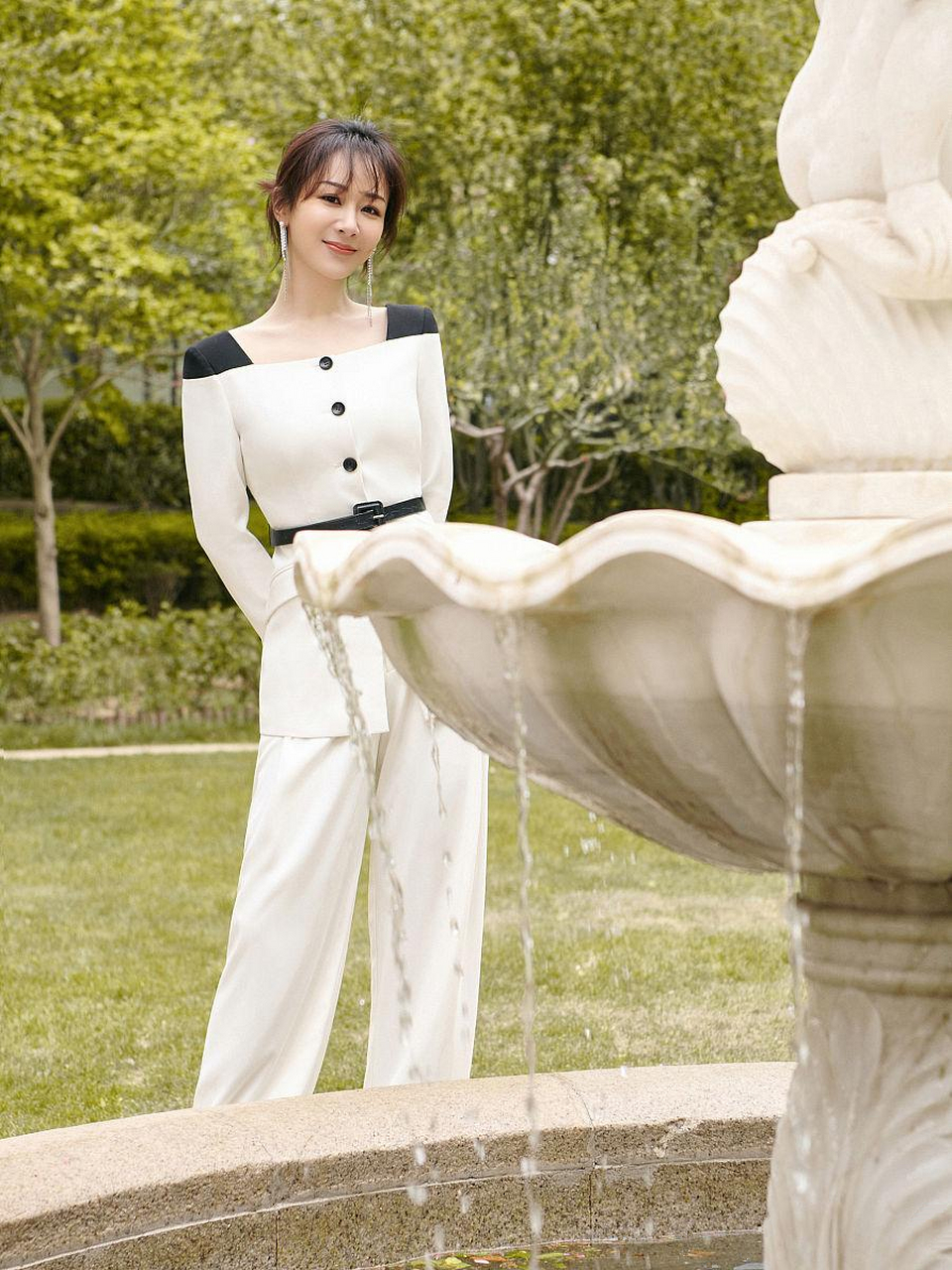 杨紫的现场图vs精修图,这有差别吗?除了背景,好像没啥不一样啊!