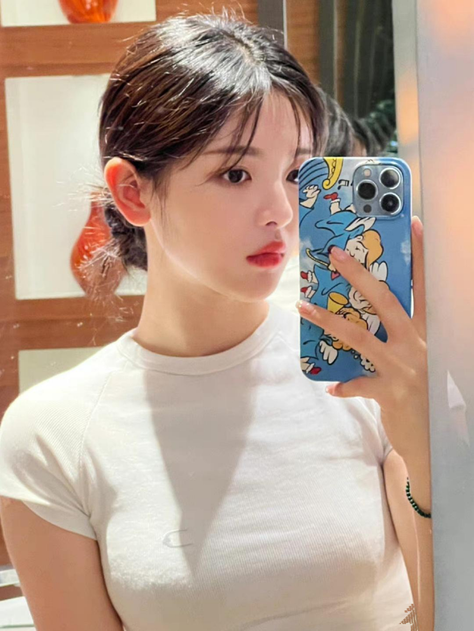 杨超越穿着纯白t恤自拍,不得不承认她就是天生女明星,五官精致妆容