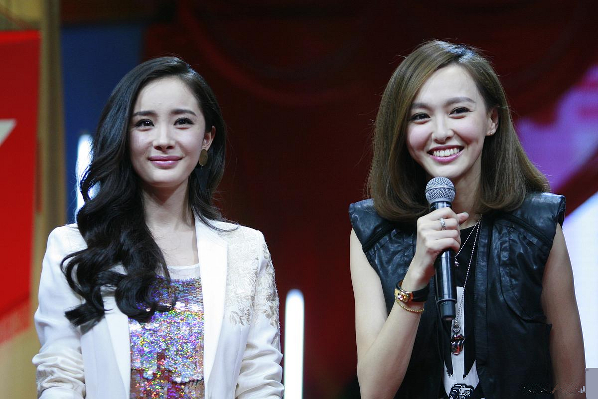 杨幂和唐嫣的四次同框,谁赢了?好像是2:2平局吧!
