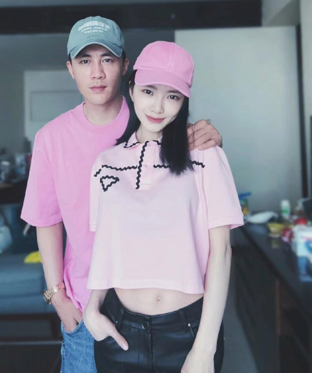 王灿等到杜淳和她一起秀恩爱了,两人假期出门穿情侣装,拍合影撒狗粮