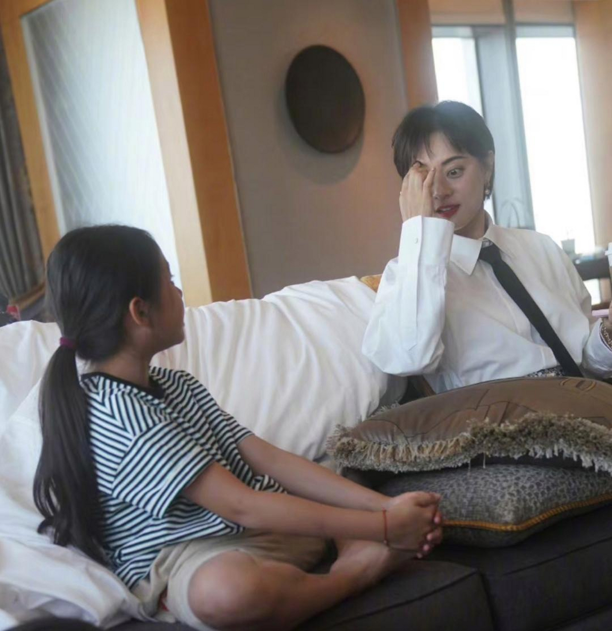 孙俪晒9岁女儿近照,小花妹妹穿着大红色连帽卫衣在家练习钢琴,周末也