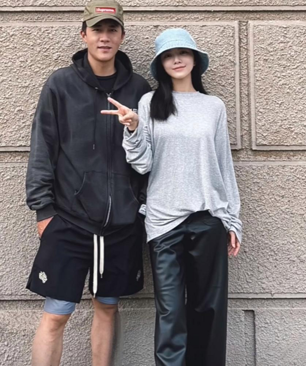 杜淳和老婆街头秀恩爱,王灿穿着厚底鞋还比他矮半头,两人一个过夏天一