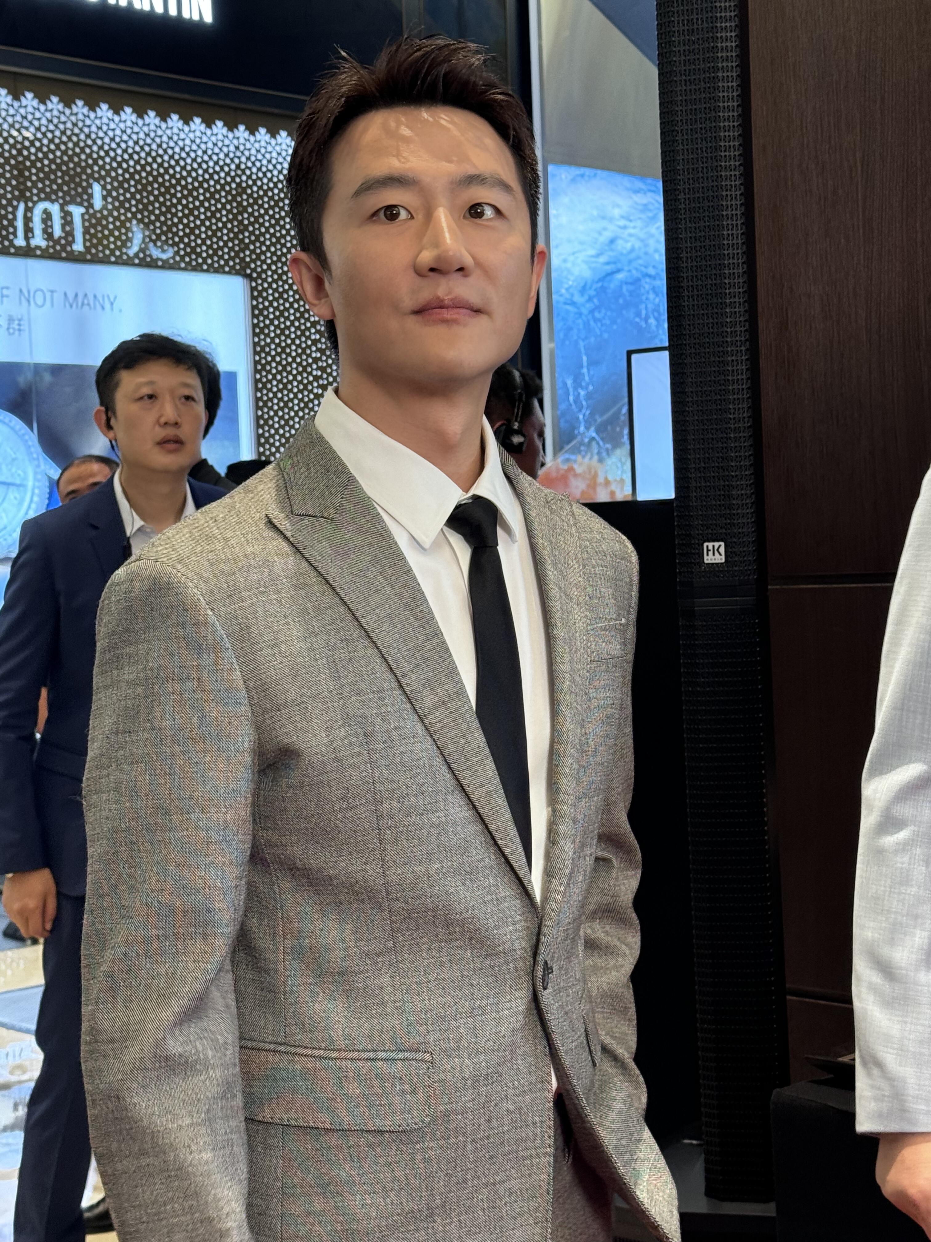 黄轩郑州出席活动他笑容灿烂十分有辨识度有少年感颇有文艺青年的