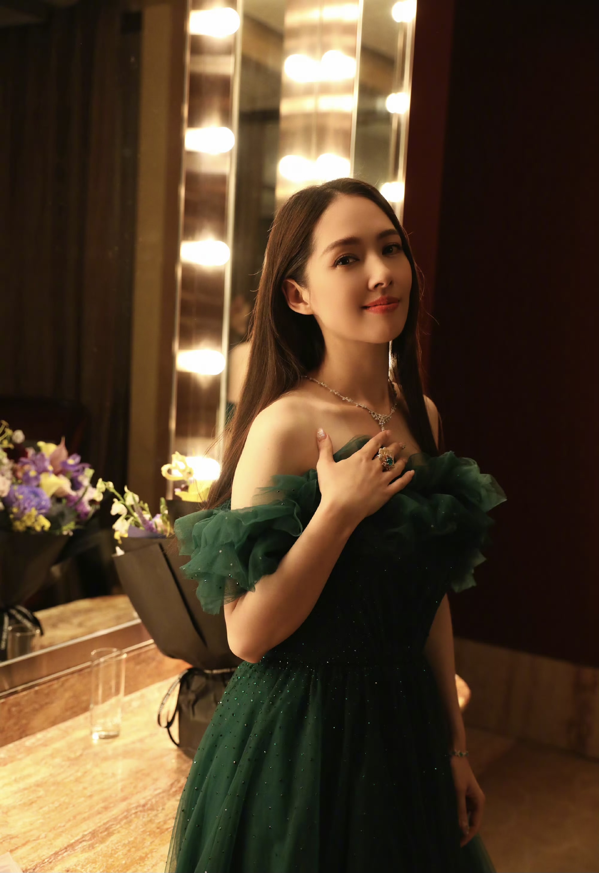 郭碧婷晒美照不用带娃出来工作每次都美美的自从录制浪姐后就全面