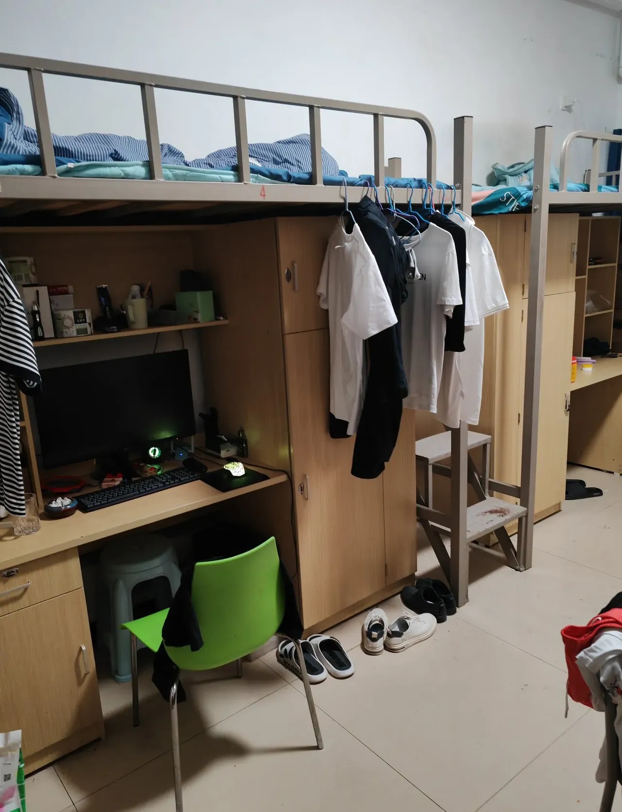 了,不甘心,但是也没办法,每天两点一线,吃着厂里的饭,睡着免费的宿舍