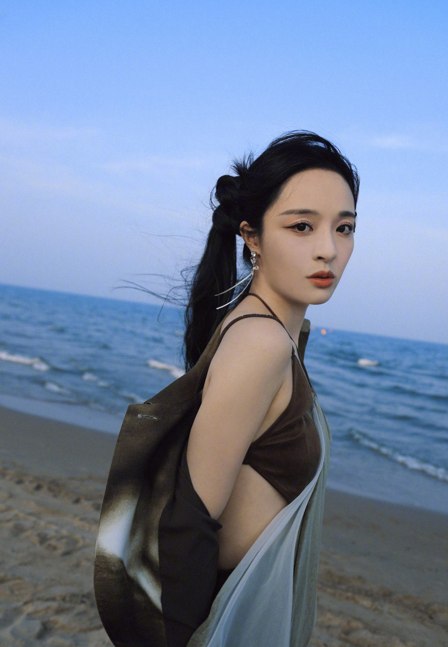 李莎旻子,吊带薄纱裙,海边清凉小性感!