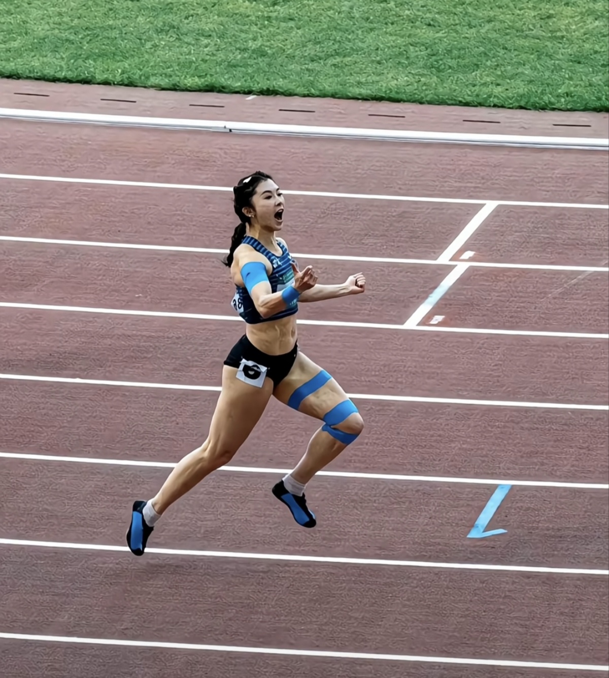 这个时候又不担心化妆影响工作表现了吗?