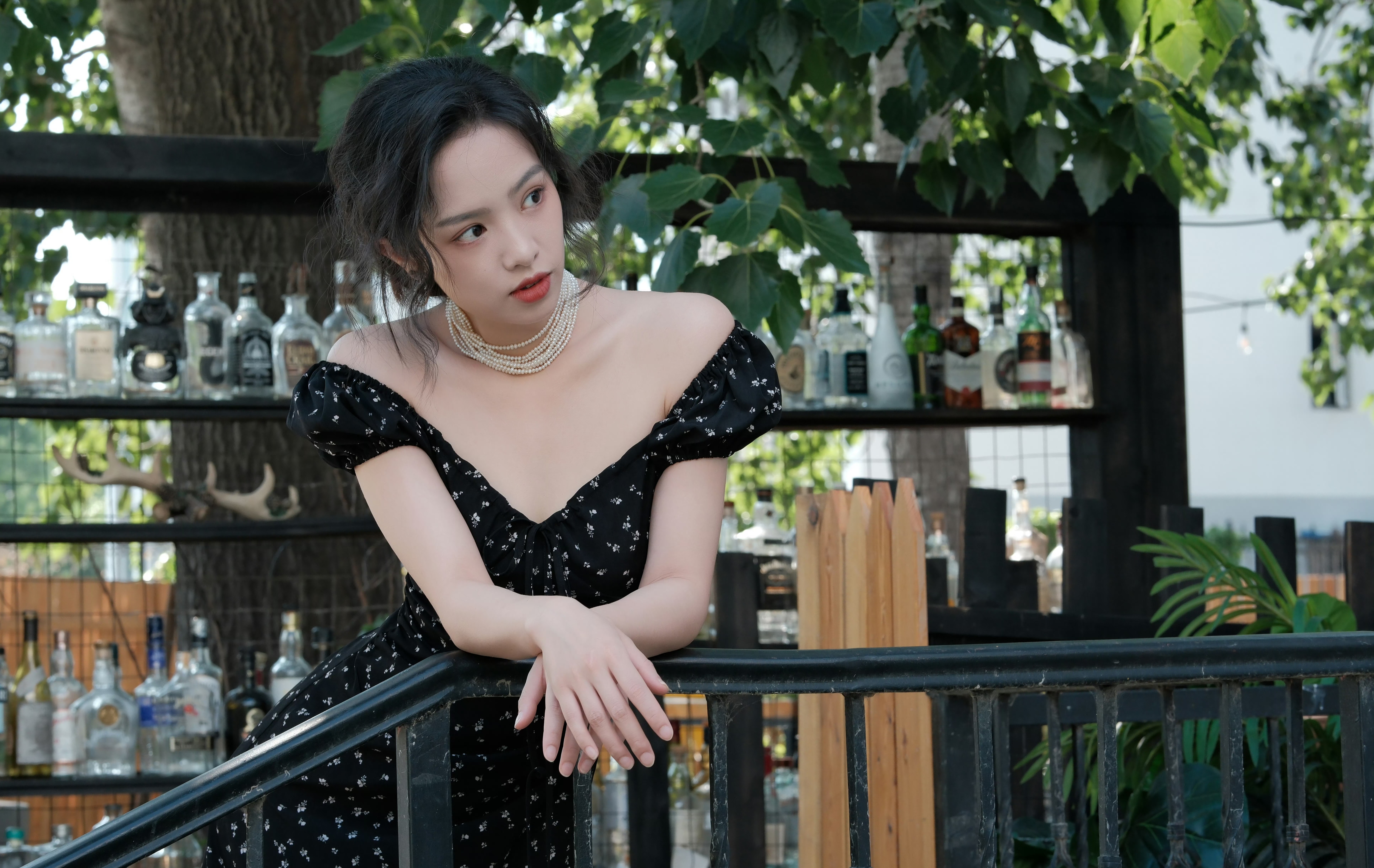 熊玉婷,黑色碎花一字肩连衣裙,红唇更显优雅!