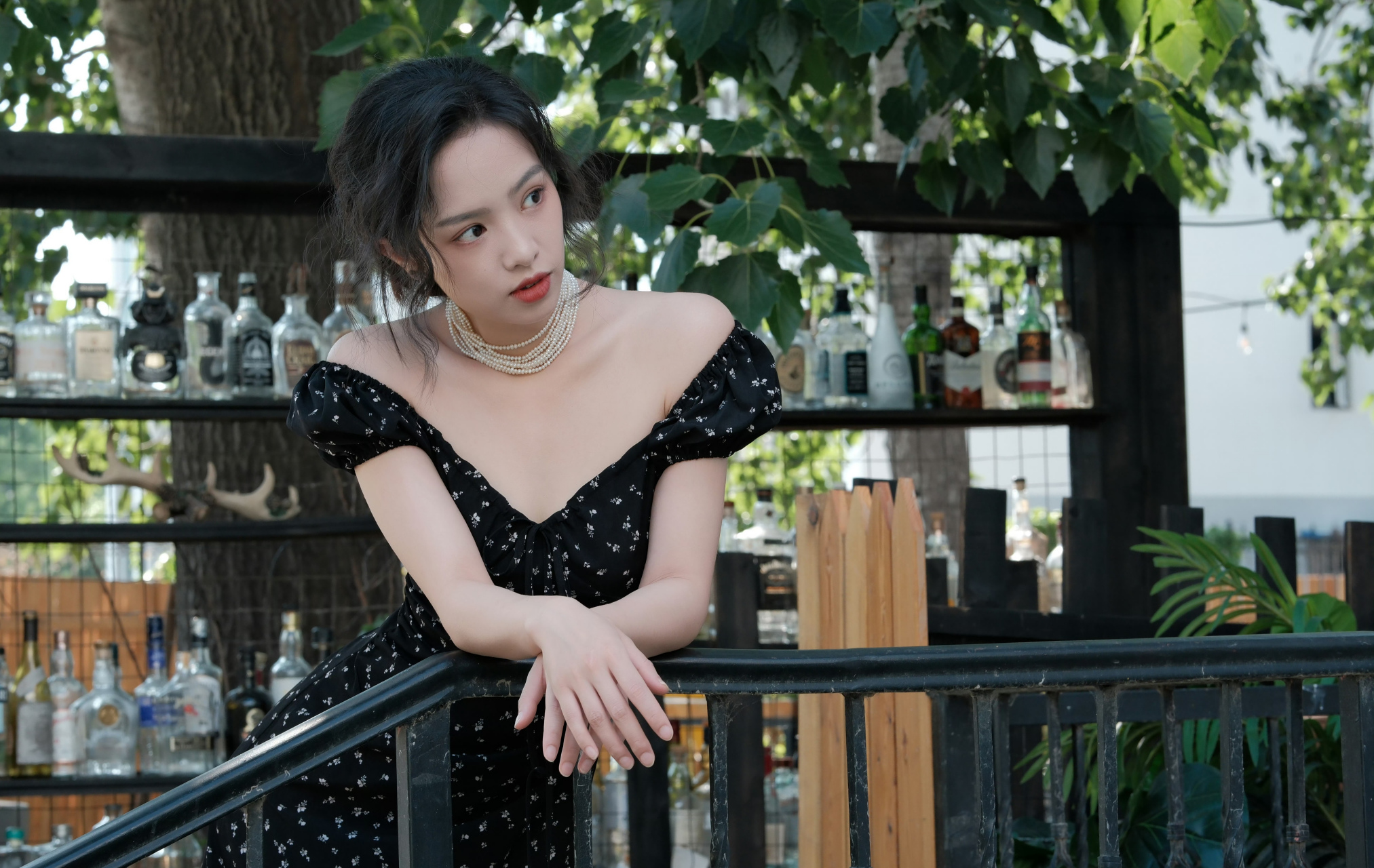 熊玉婷,黑色碎花一字肩连衣裙,红唇更显优雅!