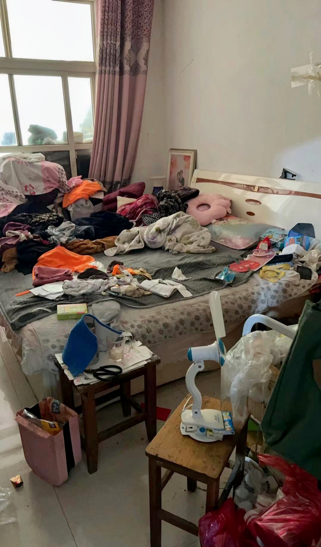 每次回去见到的像个垃圾堆一样乱七八糟,不堪入目,无法想像她的生活.