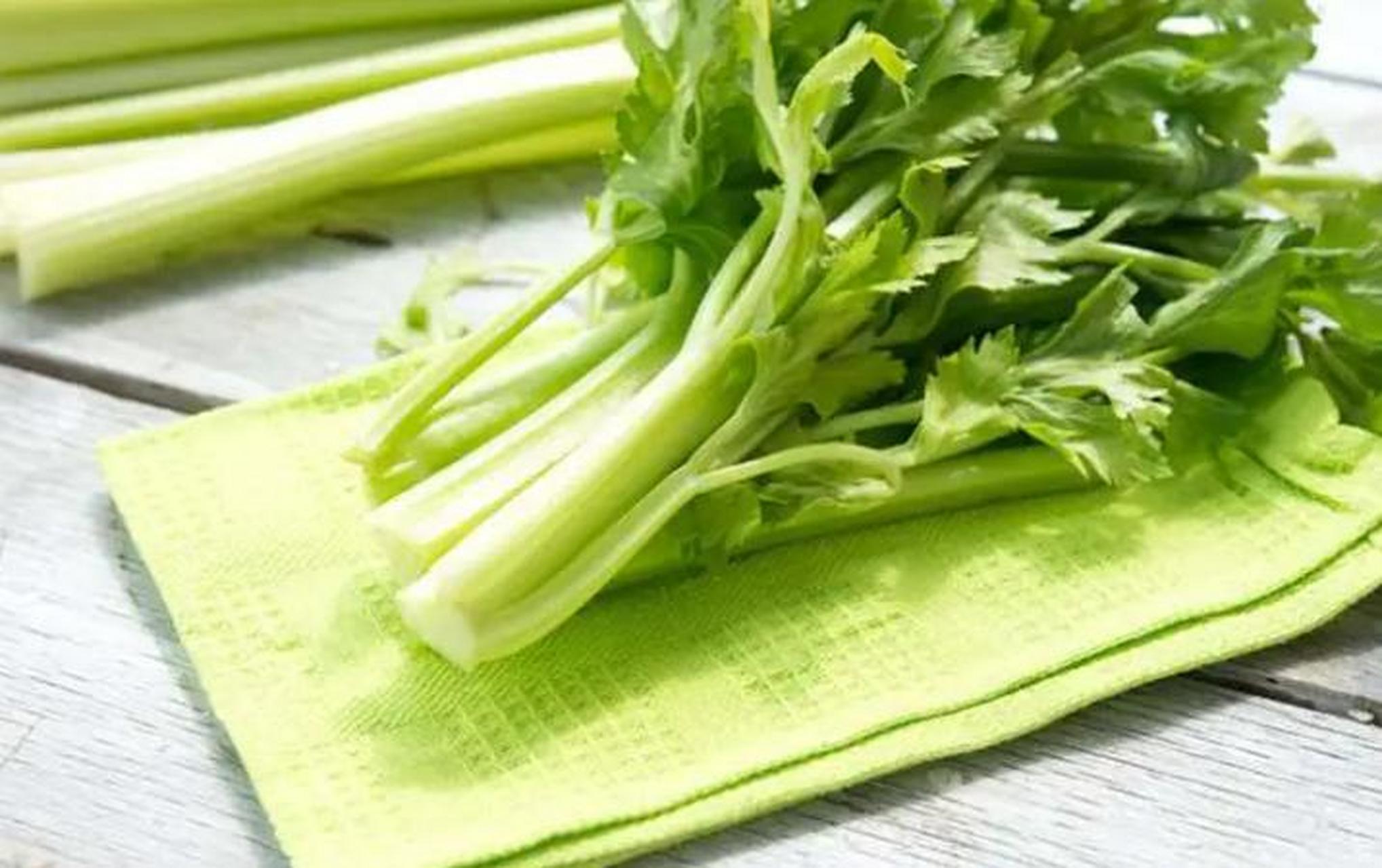 芹菜被誉为"蔬菜皇后",也一直被人们称为是"厨房里的药物","药芹".