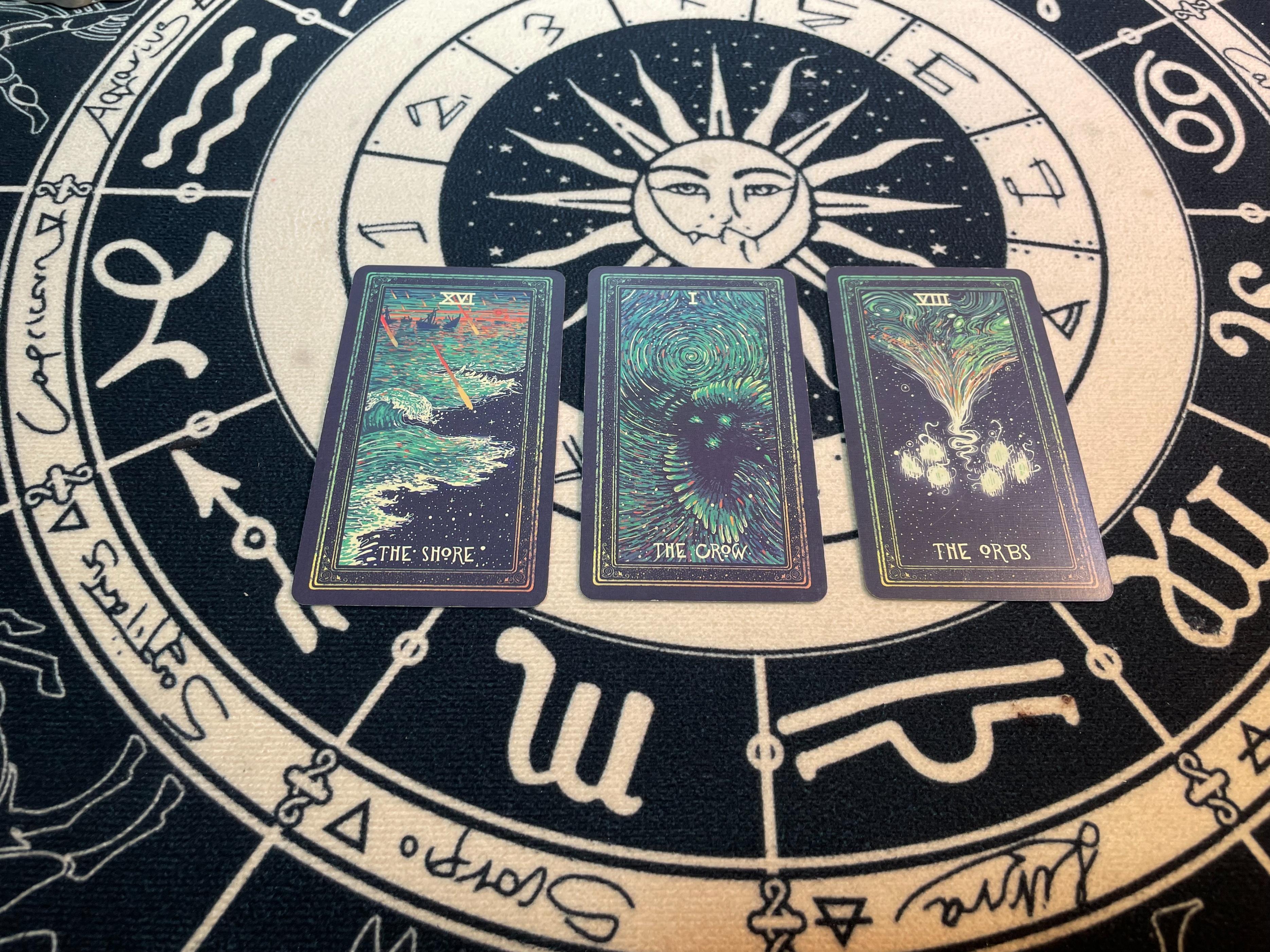 心静下来  2:凭直觉在上面选一张牌  3:可下玫谖迦烁窬材 塔罗牌