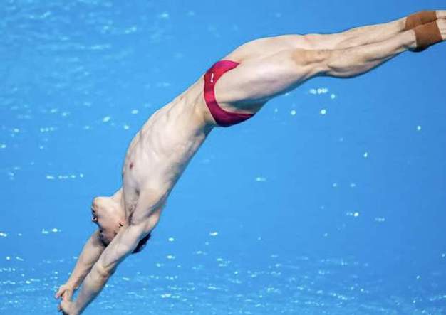 巴黎奥运会名场面大赏# 跳水台上,运动员轻盈跃,空中旋转如画,入宋揶