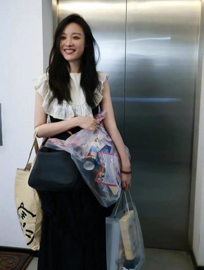 据悉,8日是倪妮的生日,尽管已经36岁了,但保养的还犹如少女一般