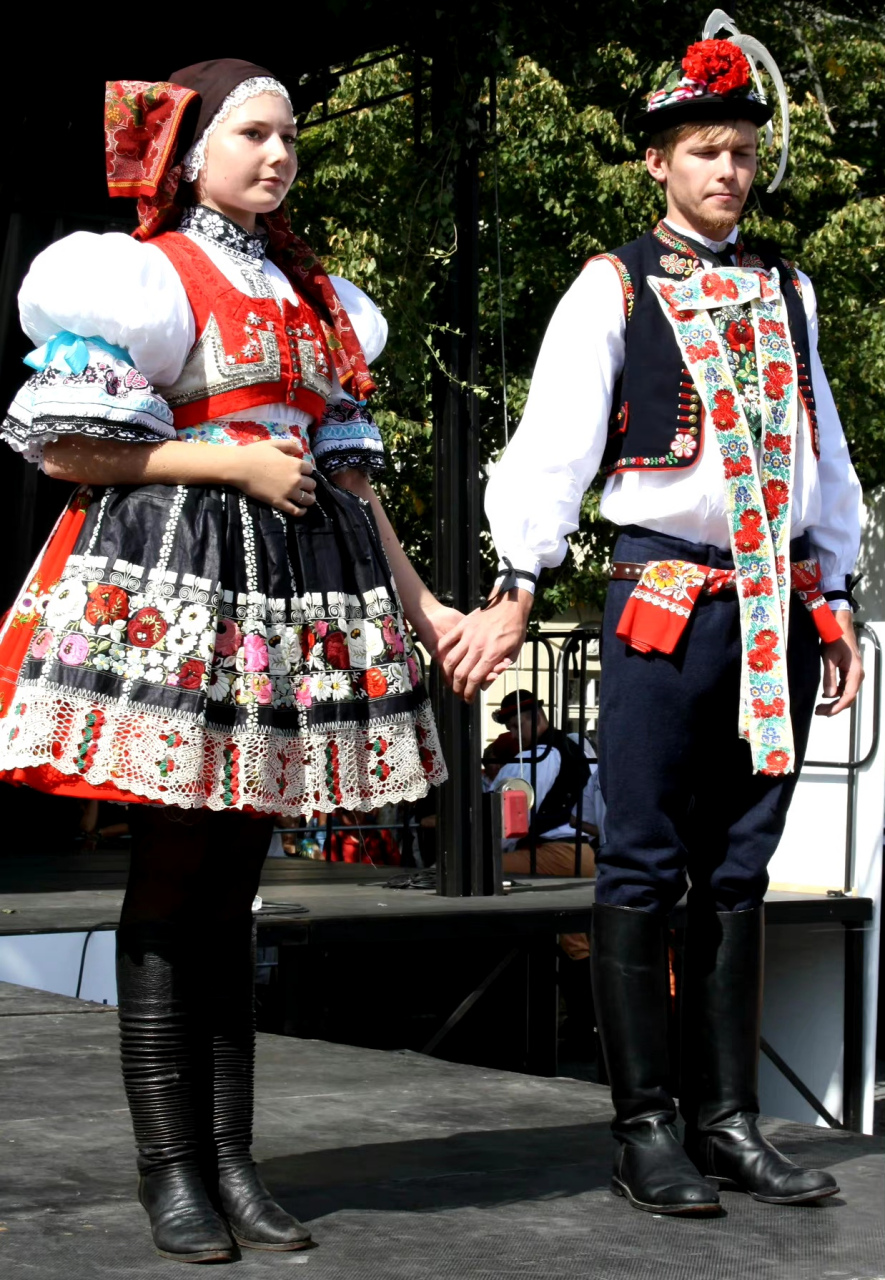 分享一组捷克传统服饰中的女装,大泡泡袖和鲜艳的蓬蓬裙搭配一起看