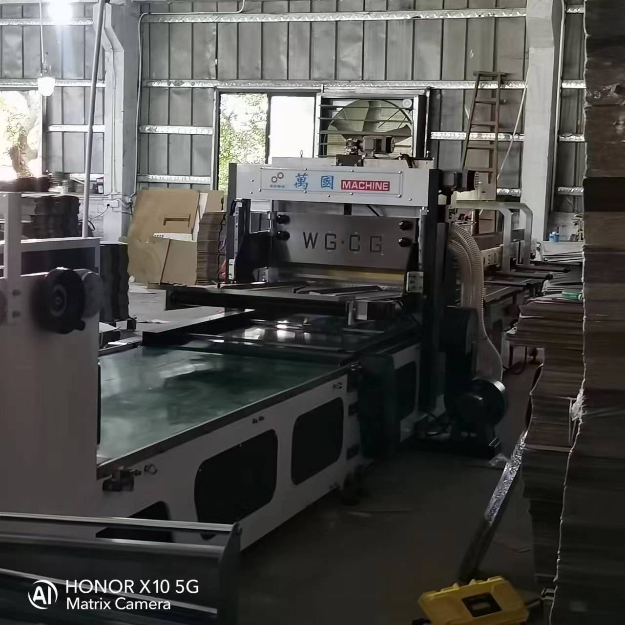 全自动插格机,适用于酒盒隔挡,换妆品隔挡,礼盒格挡!